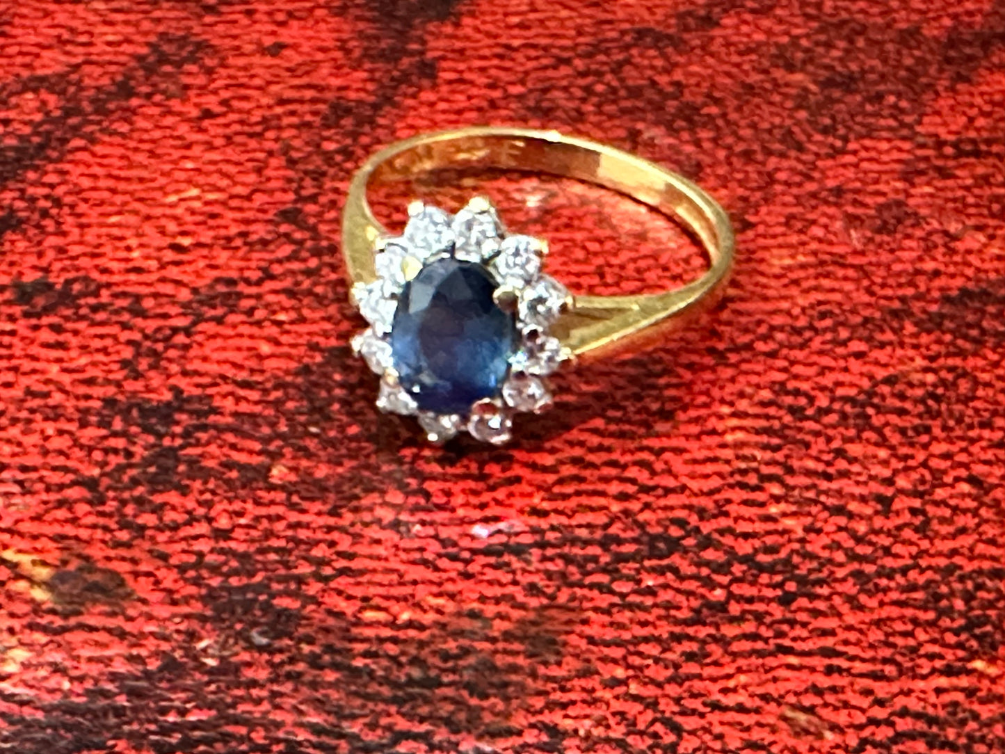 Sapphire and Diamond Halo Yellow Gold 18k