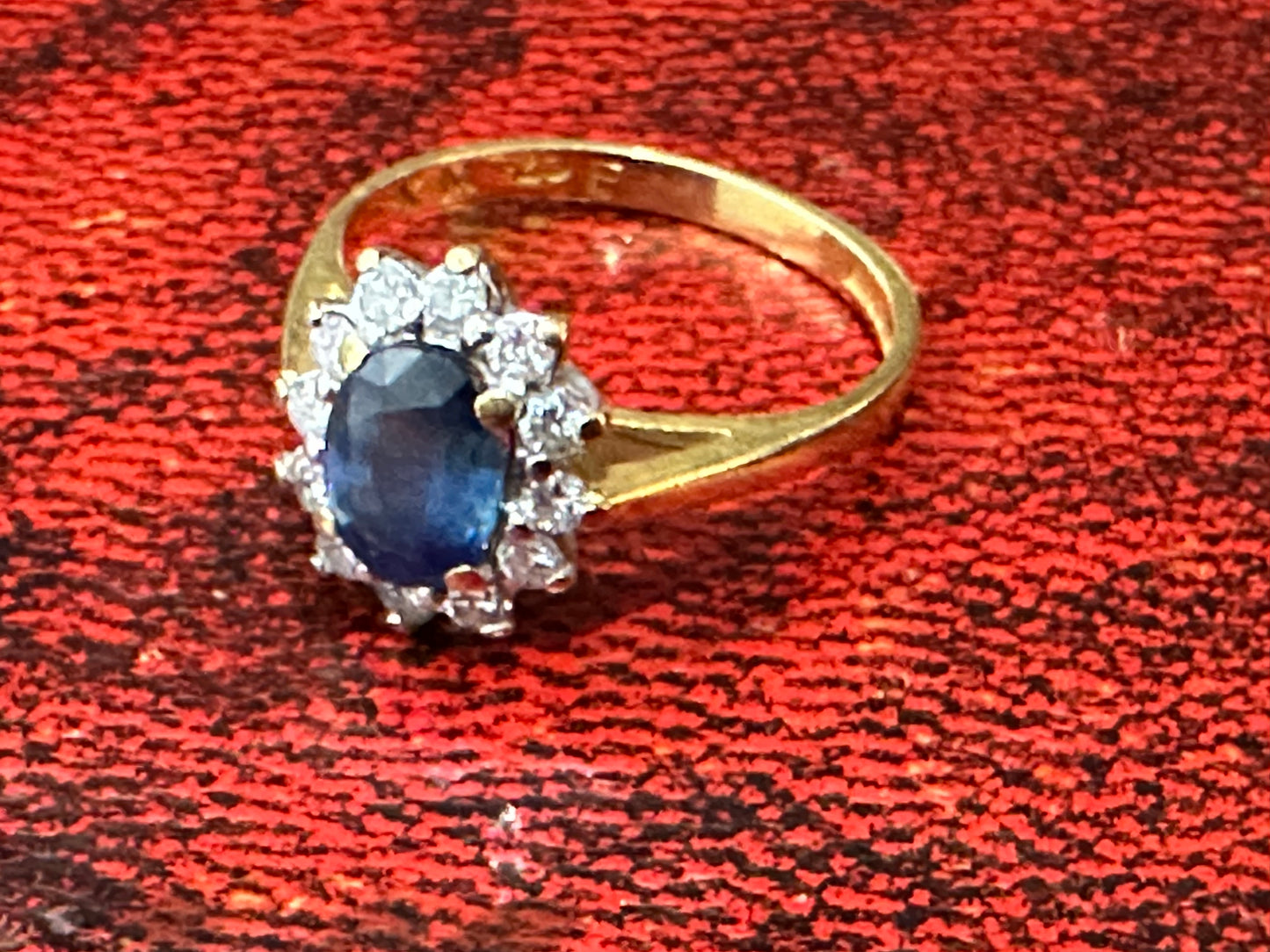 Sapphire and Diamond Halo Yellow Gold 18k
